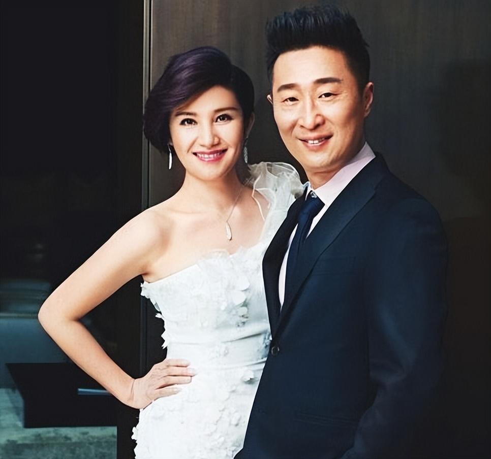 邹伟离婚后娶妻生子,闫妮却至今未婚,她在追求什么?_演出_角色_婚姻