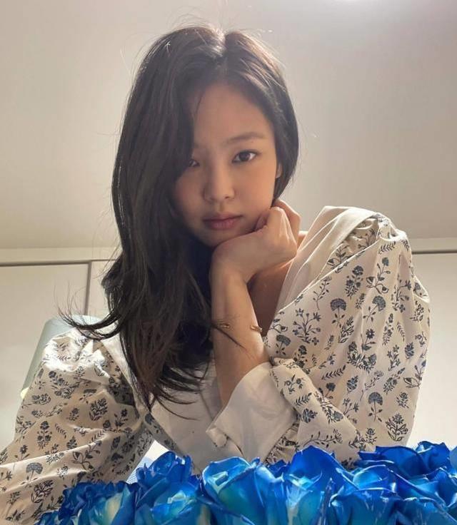 blackpink成员jennie生日,抱蓝色玫瑰笑眼弯弯,苹果肌上扬真美_妮妮