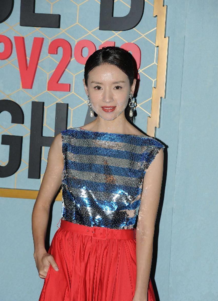 38岁董洁太惊艳,穿"渔网裙"走秀模特范十足,中分油头吸睛了_发型_感觉