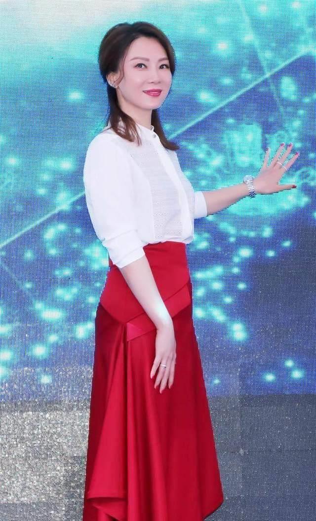 40岁陈数现活动,真空上阵惹争议,网友:还不如不穿呢!