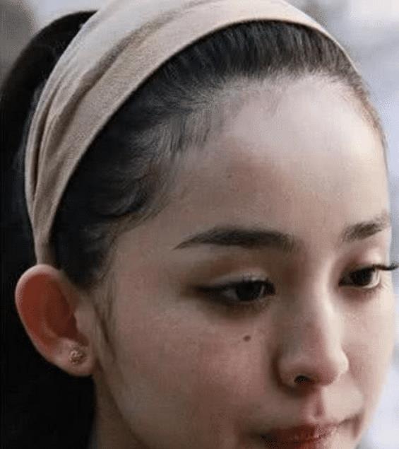 19岁娜扎纯素颜照,离开美颜滤镜,这就是所谓的最美艺考生?