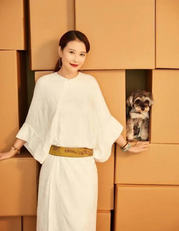 54岁周海媚穿公主裙低调逛花园,抱着狗狗爱心泛滥,少女感满满_整体