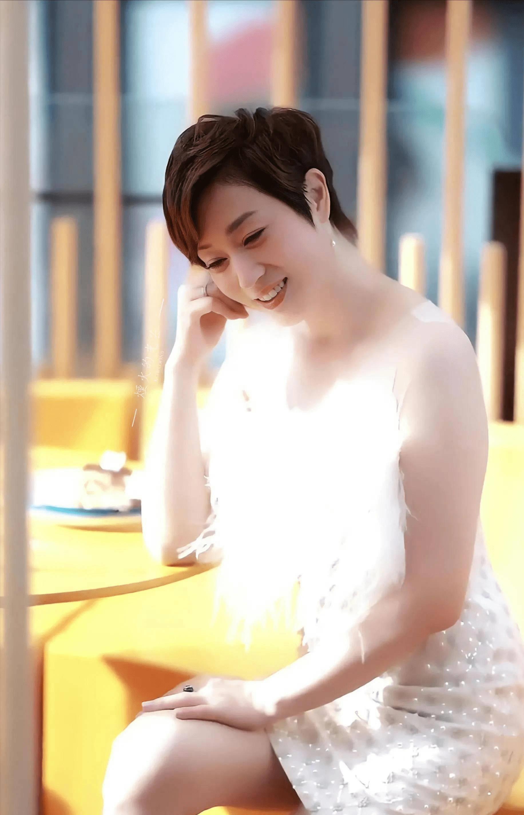 陈法蓉新年落单,和80岁老父亲吃大餐庆祝,身形窈窕_许晋亨_照片_短发