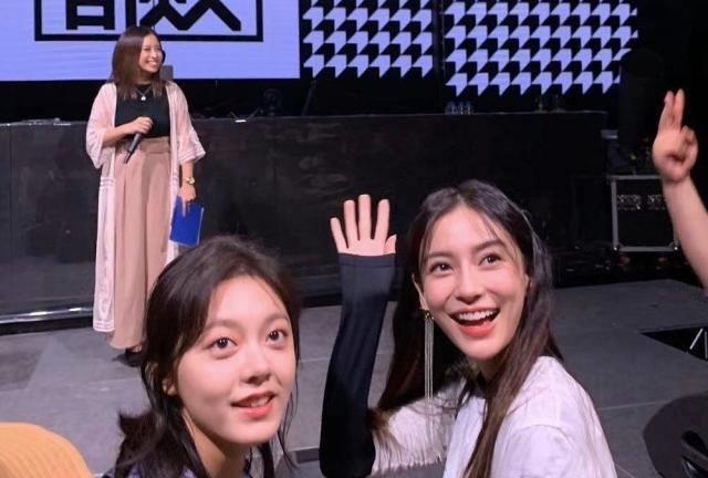 状态都是极佳,尤其是站在吴亦凡旁边的angelababy,脸比一直是以小脸
