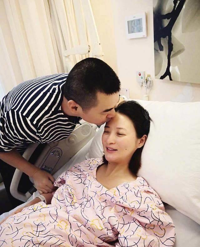 42岁蒋勤勤产后近况,大方晒出小儿子正面照!