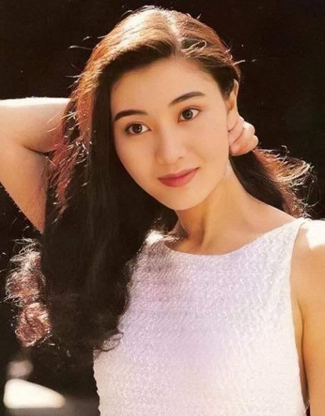 新科港姐林钰洧的爸爸林俊贤在8,90年代是红极一时的英俊小生,1994年