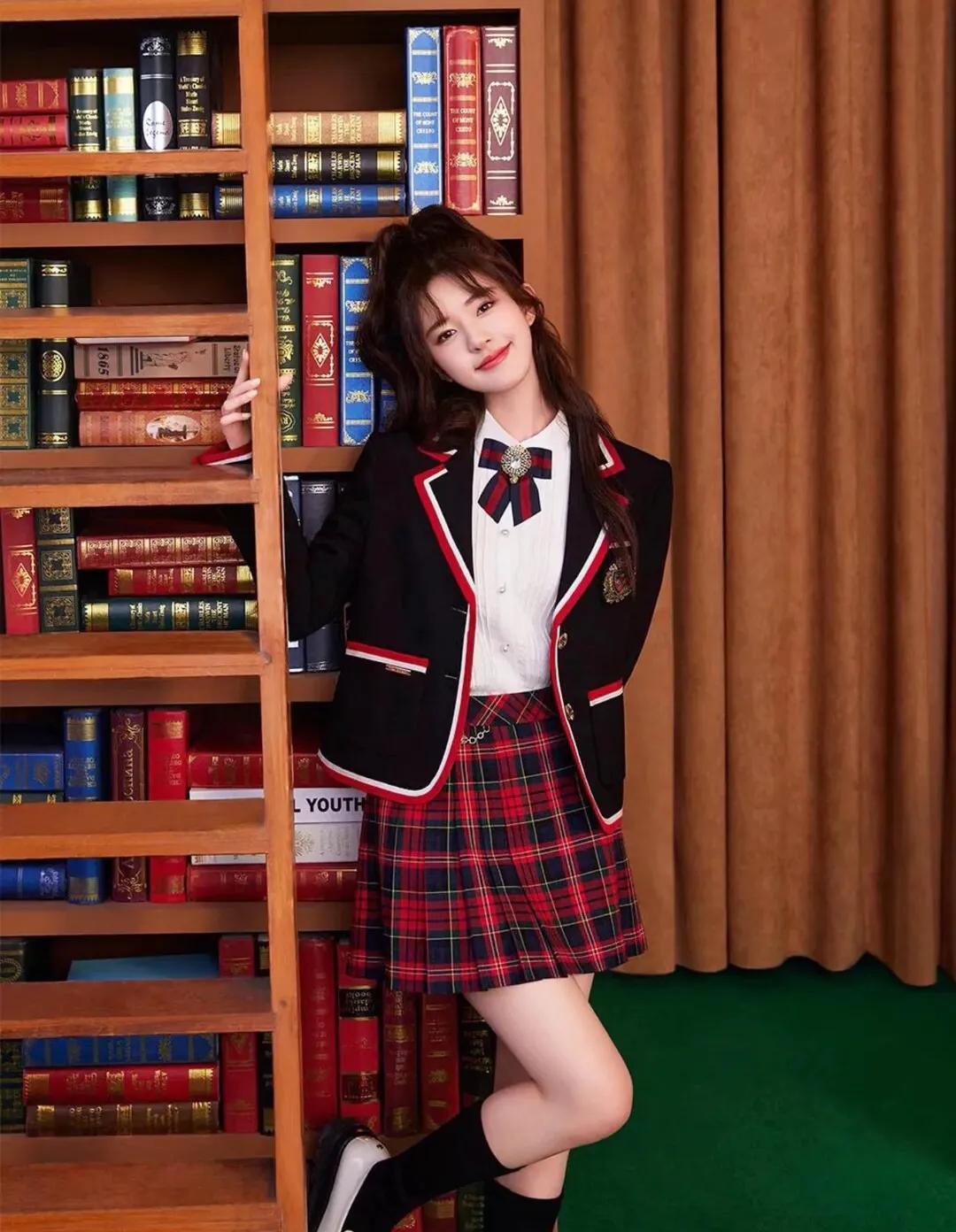 赵露思穿jk照片,俏皮可爱_青春_活力_挑战