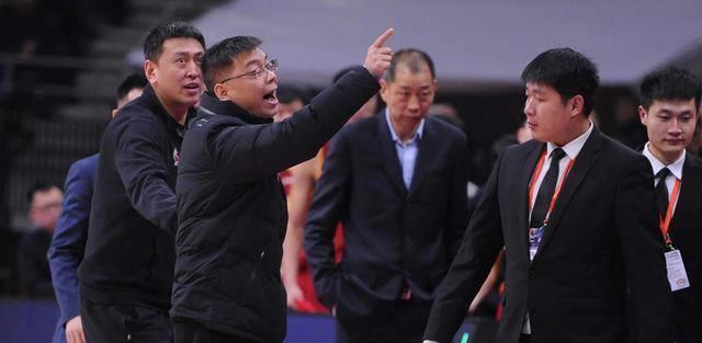 浙江队球队席人员方俊对裁判员判罚提出质疑时使用侮辱性语言,给cba