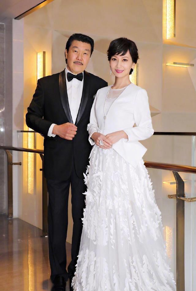 64岁赵雅芝与丈夫现身机场,身穿白t恤气质优雅网友:奶奶真会穿_的设计