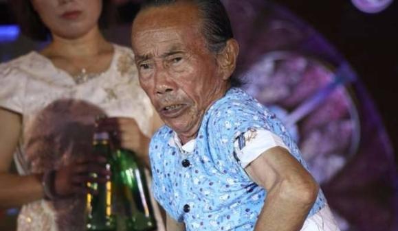 大卸八块的恐怖杂技"缩骨术"_王宝和_绝技_膀子