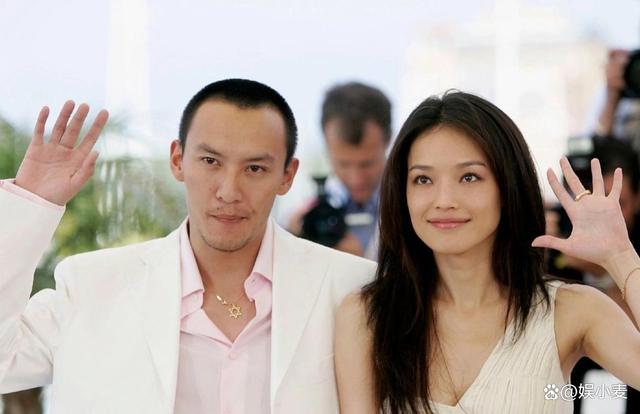 舒淇又美到了国外,白裙飘飘就像国民初恋女神,吴彦祖表情很到位_帅哥