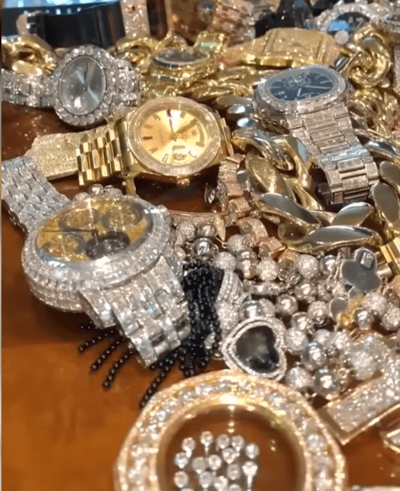 梅威瑟的奢华生活:手表全部镶钻,车库停100辆豪车,c罗直呼羡慕_价值