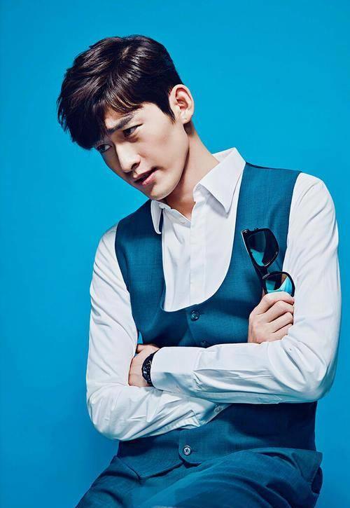 36岁的单身张翰和好友玩至深夜,当众被表白,翰哥挥挥手拒绝_娱乐_女士