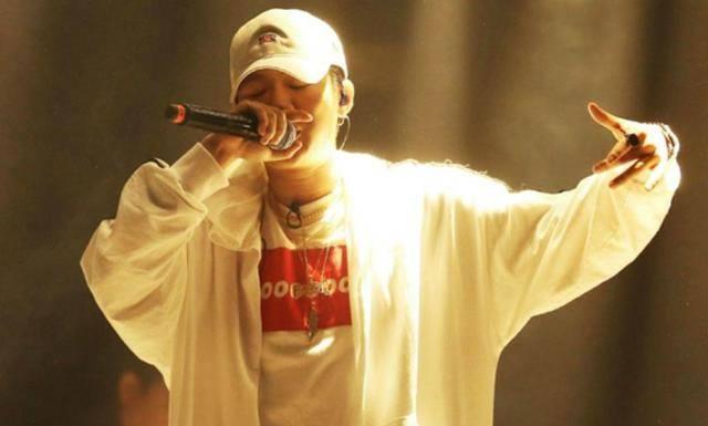 贾乃亮选择继续拼事业,女儿甜馨跟着李小璐一起生活,至于pgone的话,则