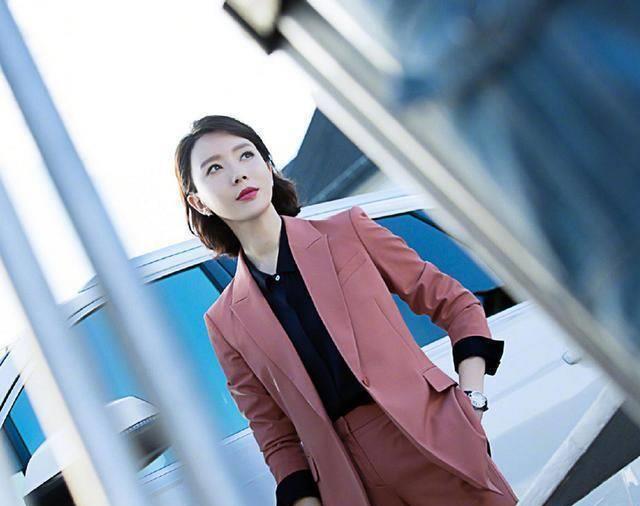 42岁陈数职场穿搭教程,霸气又有气场,女强人气息十足_西装_关系_马甲