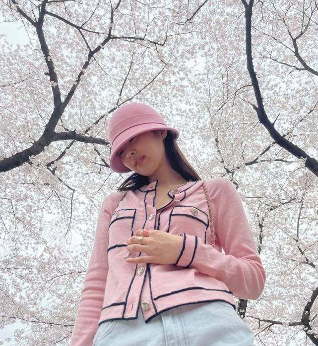 jennie春游,男友视角太好看,裤子像男的,重点是谁_朴彩英_lisa_人气