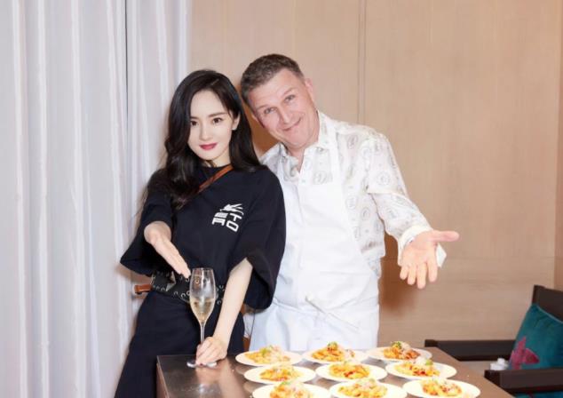 35岁杨幂出席晚宴被拍,坐总裁旁边排面十足,不少人前来敬酒搭讪_首席