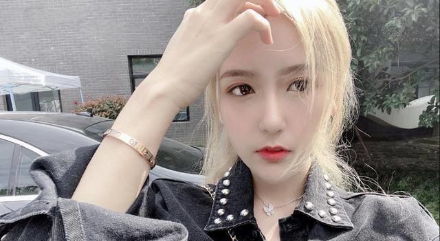 甚至在最近一次rng和skt的比赛中,rita和自己的老伙计姿态一起解说,坐