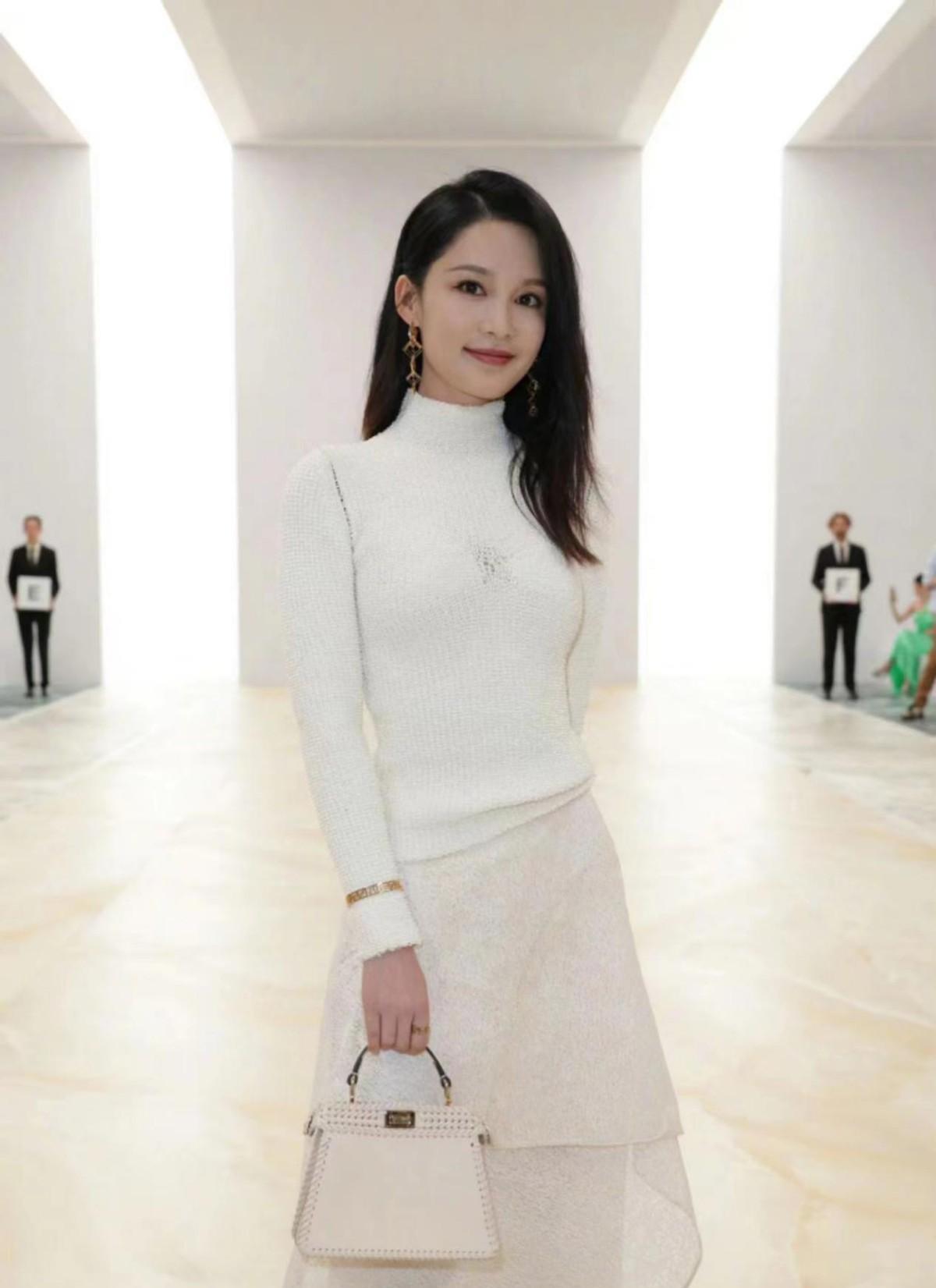 穿毛衣还是显瘦,在国外被大叔抱抱很难放手_风格_白色_气质