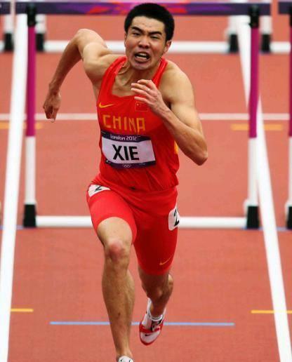 他和不到20岁的小将曾建航一起捍卫中国110米栏的荣誉.