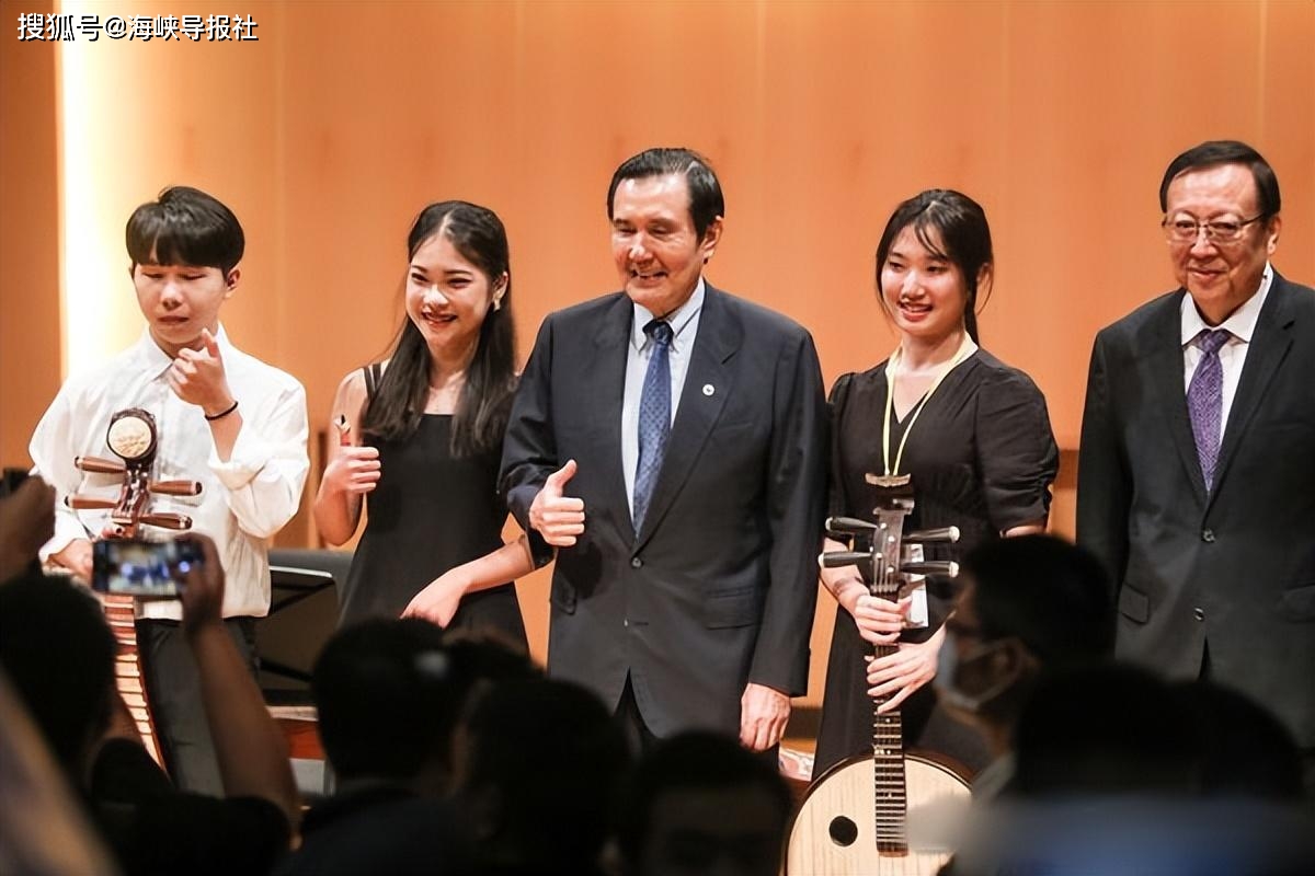 当导游、“连换5桌”与陆生谈心！马英九用情，陆生报之以“歌”_搜狐网