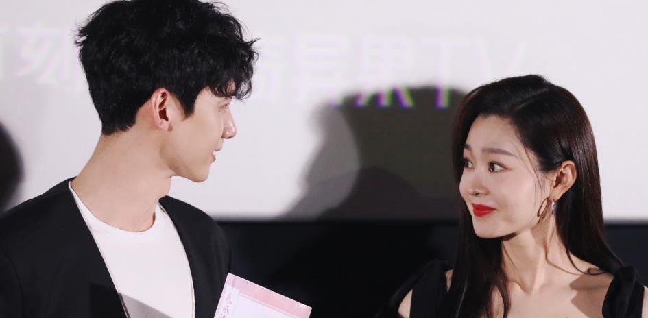 白敬亭甜蜜搂抱宋轶,甜度超标,两人狂秀恩爱惹众议_恋情_争议_公众