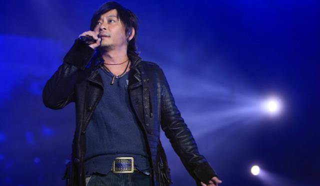 "歌坛浪子"王杰:被毒哑嗓子后退出歌坛,现在怎么样了?_母亲_女儿_时候