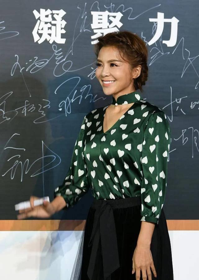 被朱迅惊艳了!换森女编发穿纱裙变小仙女,46的年龄26的身材样貌!