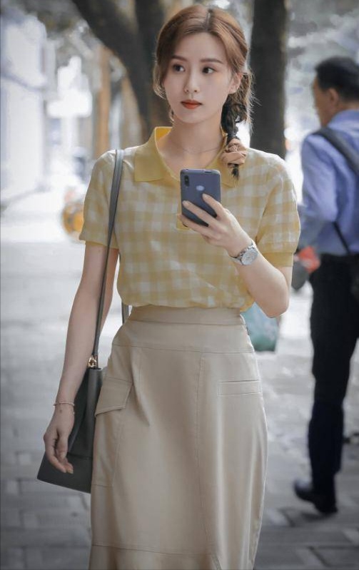 刘诗诗真是优雅女神,穿黑色一字肩连体短热裤,秀美腿_高跟鞋_尖头