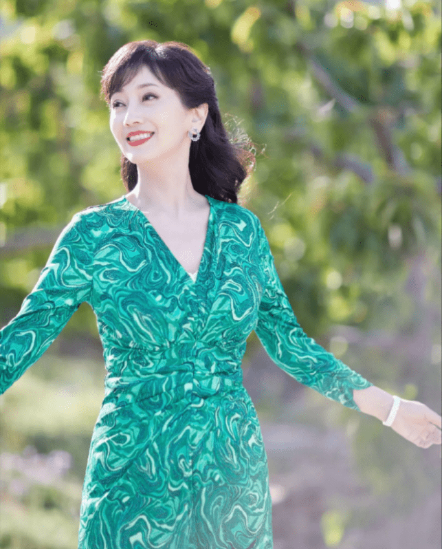 赵雅芝70岁身穿粉嫩碎花裙引网友称赞,优雅少女气质难掩_魅力_视频