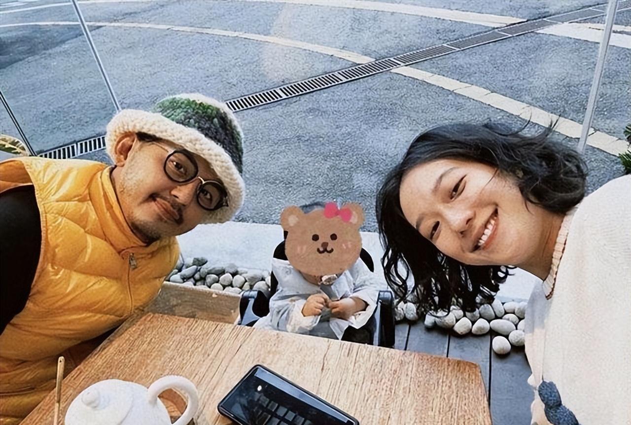 炎亚纶其实长得还蛮帅的,找个漂亮年轻的女朋友也不难.