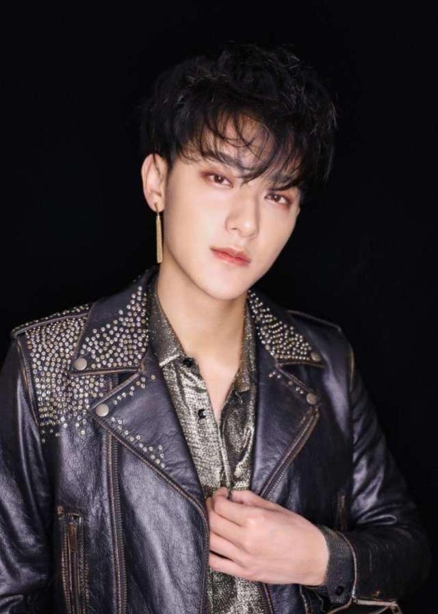 《吆不倒台》是王源在参加我是创作人.这个综艺比赛时所做的.