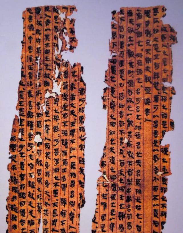 据悉,在马王堆汉墓群中出土的稀世古籍多达28本,这些帛书大多来自3号