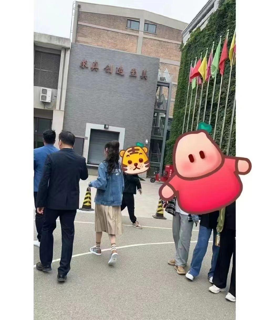 唐嫣现身同学聚会,穿百褶裙牛仔褂像大学生,低调站c位美貌抢眼_风格