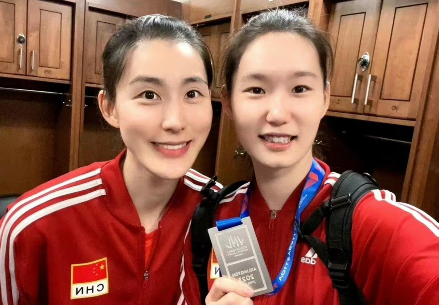 恭喜刁琳宇收获最佳二传奖杯_中国女排_奥运会_联赛