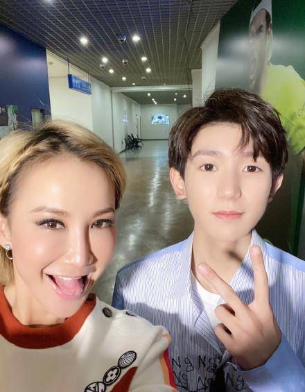 45岁李玟与19岁王源时隔四年再相见晒自拍,相差26岁却毫无违和感_螃蟹