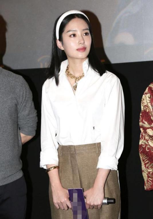 冯女郎杨采钰现身路演,复古"阔腿裤"凹出黄金比例,美呆了_经典_气质