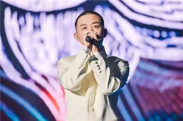 《天赐的声音》gai周延与胡彦斌合作舞台《牧马城市》,获得金曲_表演