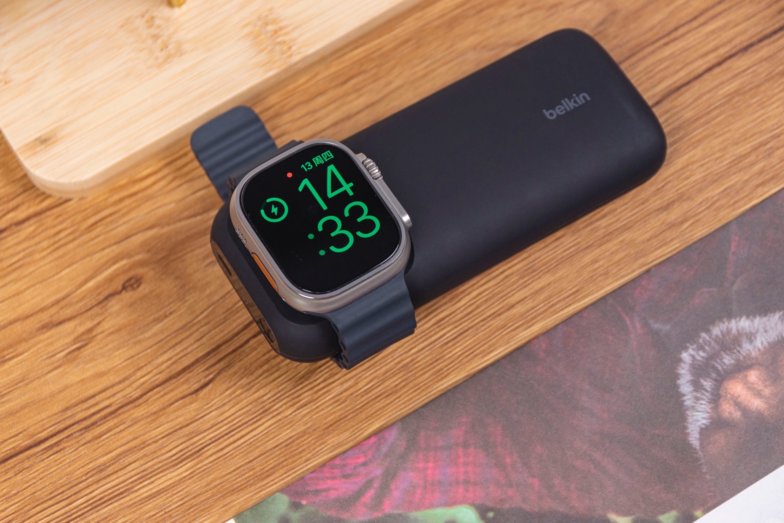 告别出游电量焦虑——贝尔金手表手机二合一移动电源评测_充电_进行