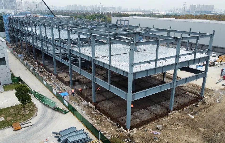 物的抗震性能优势首先体现在材料上:传统建筑的主要承重材料是砖石,这