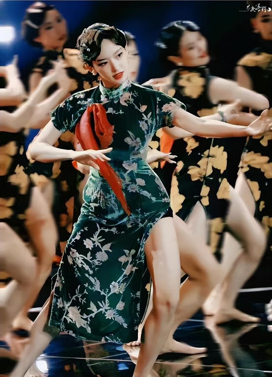 "人间芭比"程潇太辣了,穿着旗袍铺到腿底,前后都凸出来,惊艳_绿色