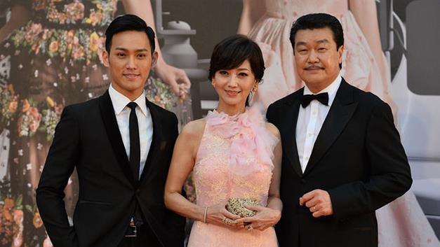 赵雅芝母子合拍变装,高颜值似豪门姐弟,儿子神似严屹宽_黄恺杰_黄锦燊