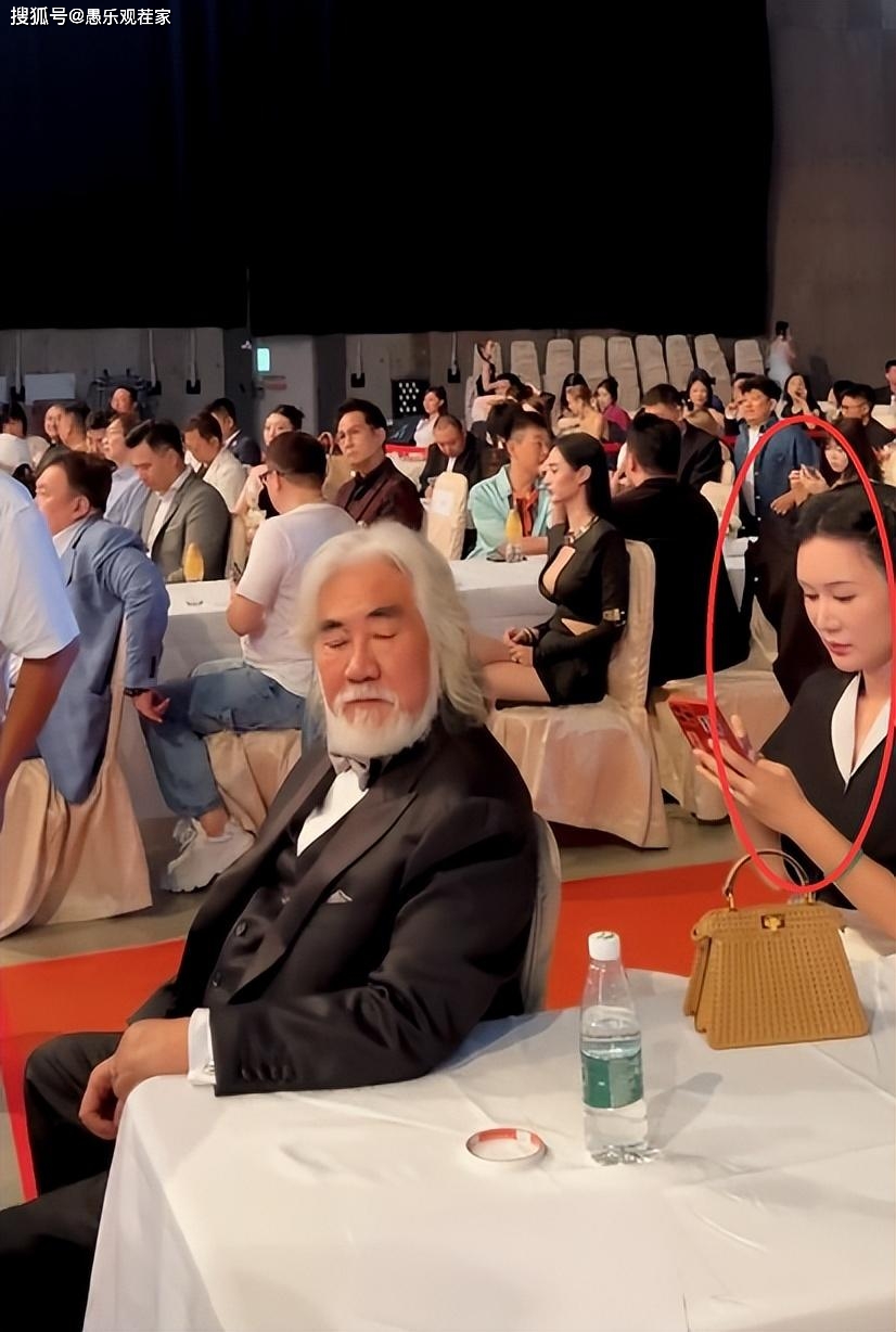 张纪中带小31岁娇妻参加活动,不顾老婆在身旁,多次扭头偷看美女_王晶