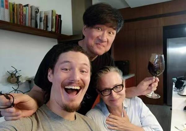 周华健罕见晒全家照!