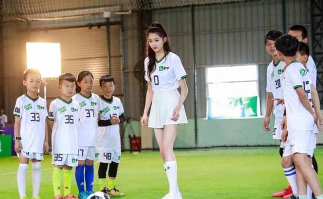 但是当网友们看到,关晓彤在草地上"足球宝贝"的照片,很多人都说也太