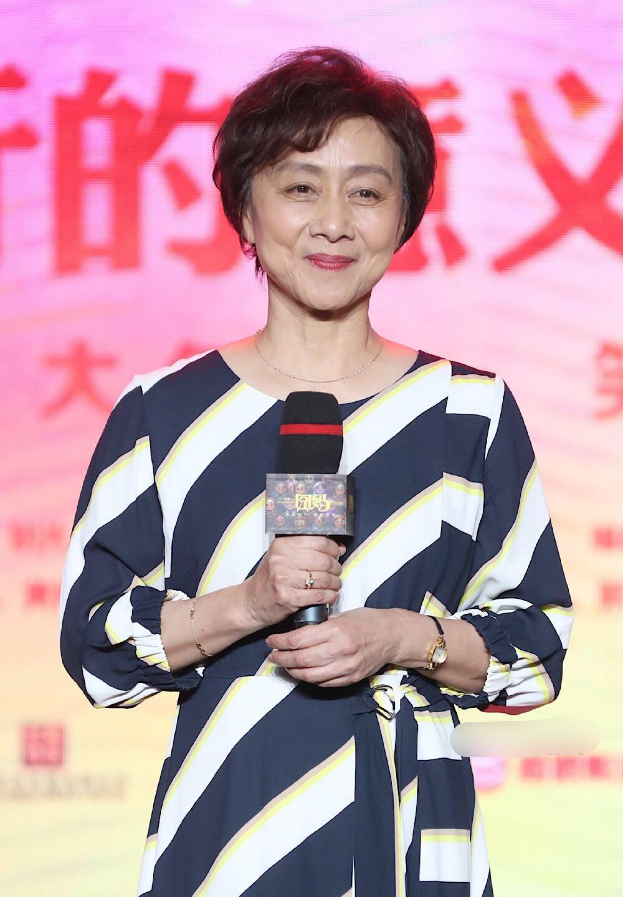 72岁黄梅莹真是越老越耐看,穿衣得体,不刻意扮美,真正优雅到老_女性