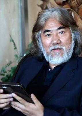 72岁张纪中近况曝出,出席晚宴频繁偷瞄长腿美女,网友:宝刀未老_年纪