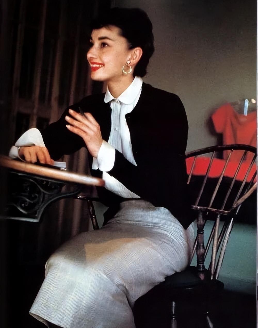 奥黛丽·赫本,一个美成经典的女人,翻看她的穿搭,每一套都很美_衬衫