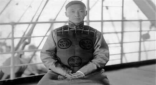 当"张皇帝"及众将士,喝完壮行酒,正在祈祷达摩佛祖,张天师,刘伯温等