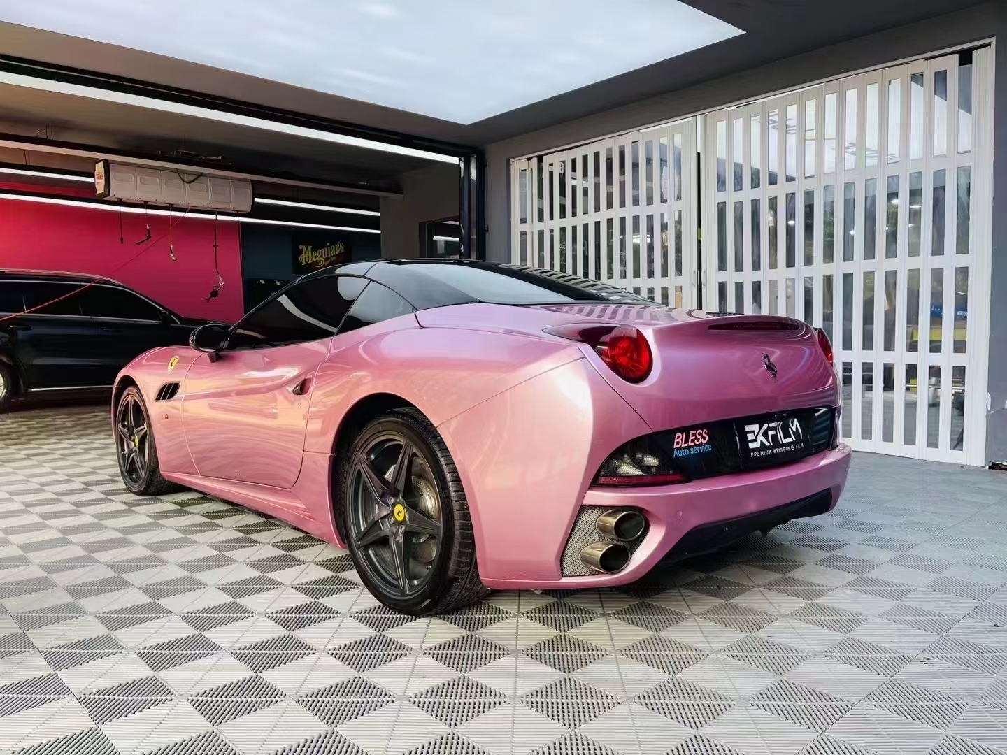 法拉利ekfilm改色膜激情粉,透露出冷寂又撩人的氛围感_搜狐汽车_搜狐